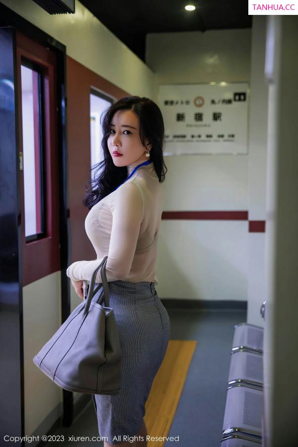 王格 王婉悠 [XiuRen]高清写真图 2023.07.10 No.7054 王婉悠Queen 丝袜美臀第12张图片